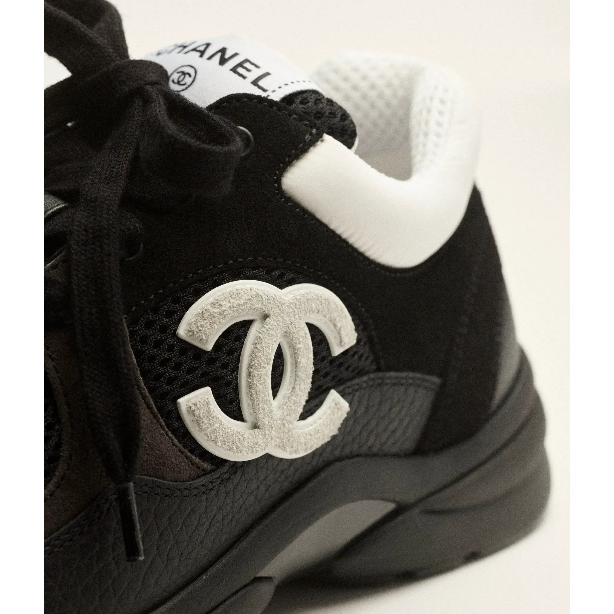 Espadrilles Chanel daim et cuir grainé - Noir / Blanc