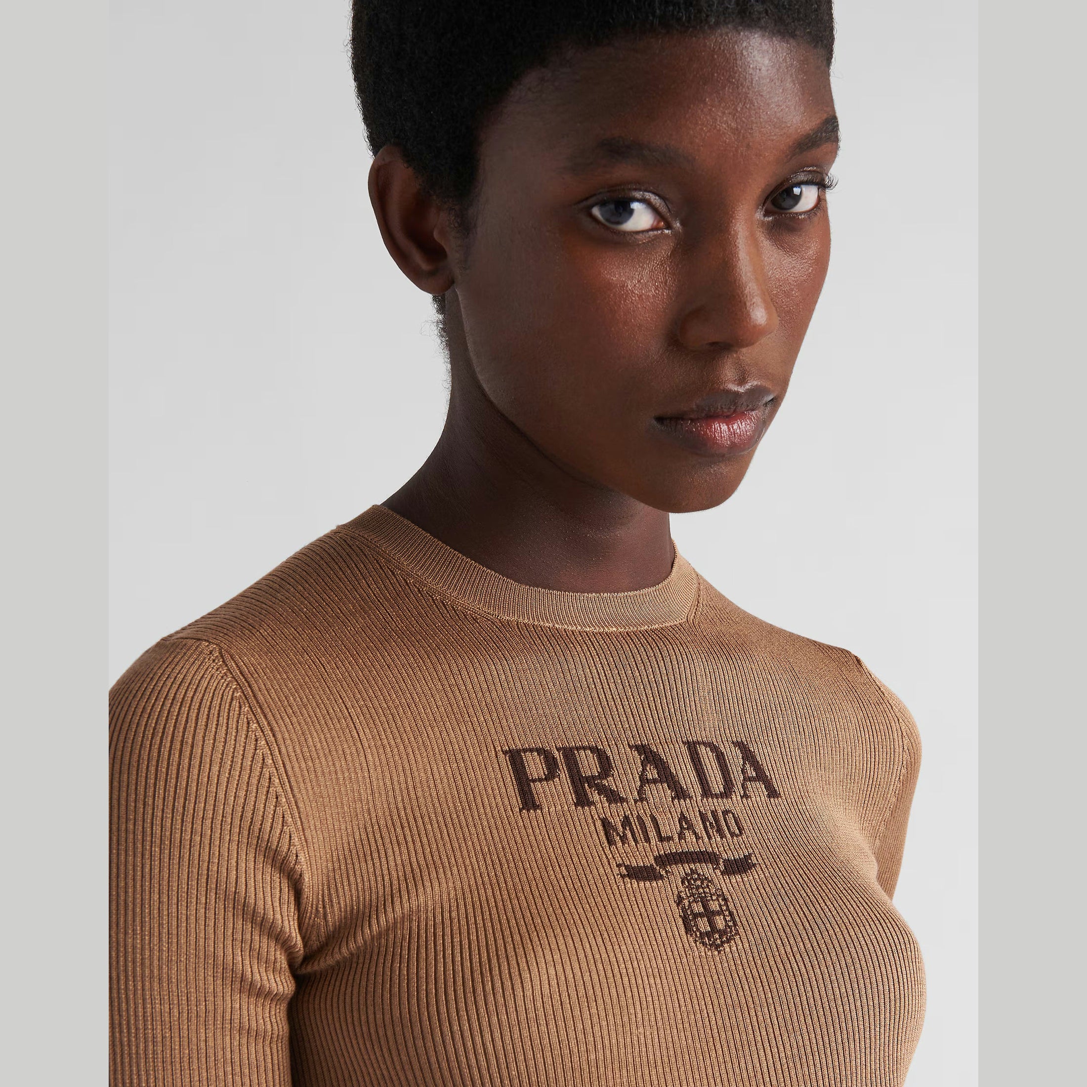 T-Shirt Prada - Col rond en soie avec logo - Marron